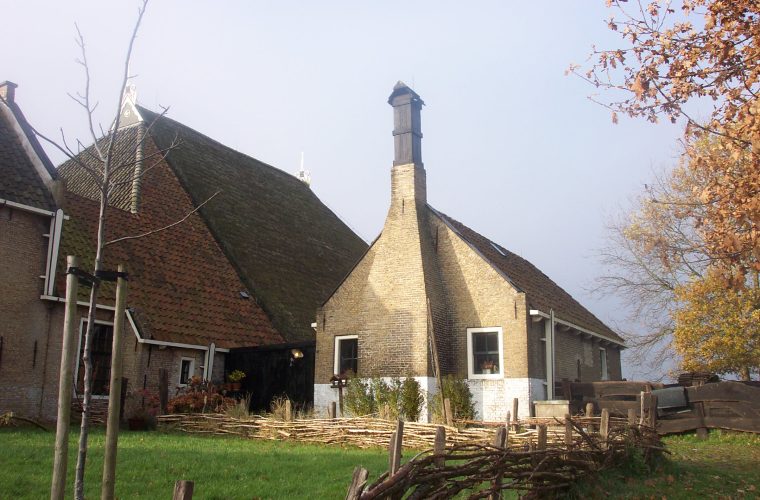 Historicus Wiebe Hoekstra tijdens zijn lezing over het Friese boerenerf in bezoekerscentrum Mar en Klif