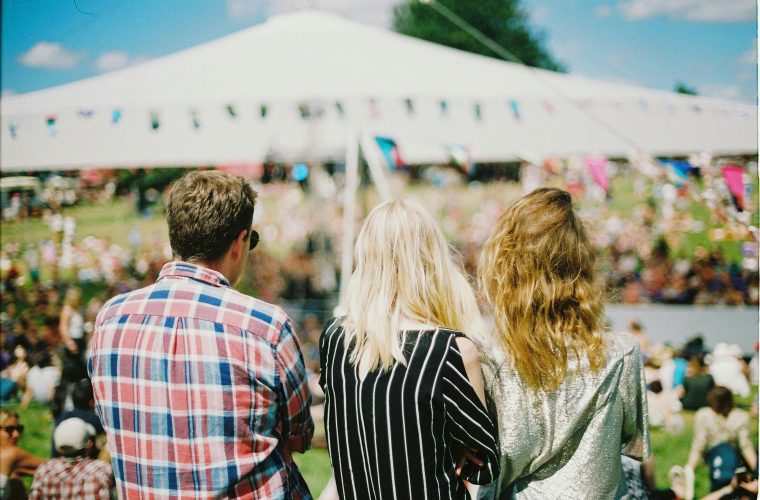 Groene festivalweide met podium in de Teatertun, Rijs – Happy Vibration Festival 2026